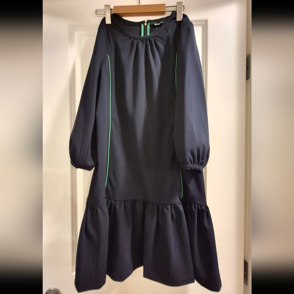 Elegant Dark Blue Dress with Green Accents and Zipper